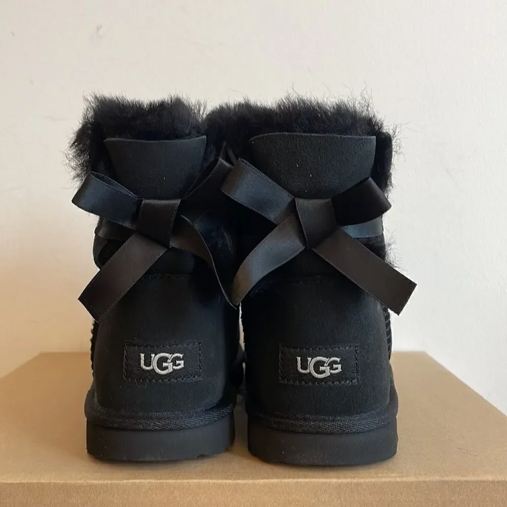 UGG Kids' Mini Bailey Bow II Boots Black USA Big Kid Size 5Y/UK 4/EU 37